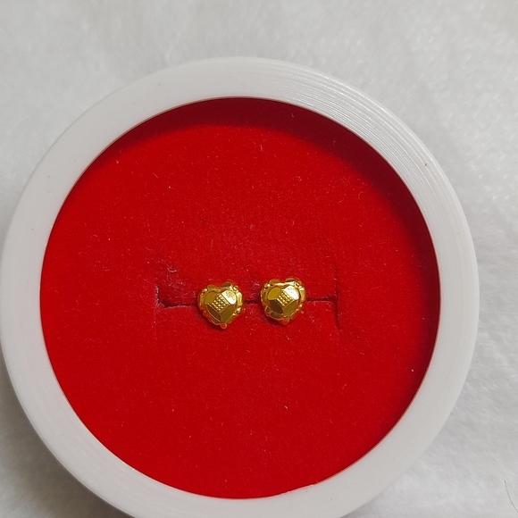 100% Pure Jewelry - Beautiful new 😍 heart ❤️ shape studs